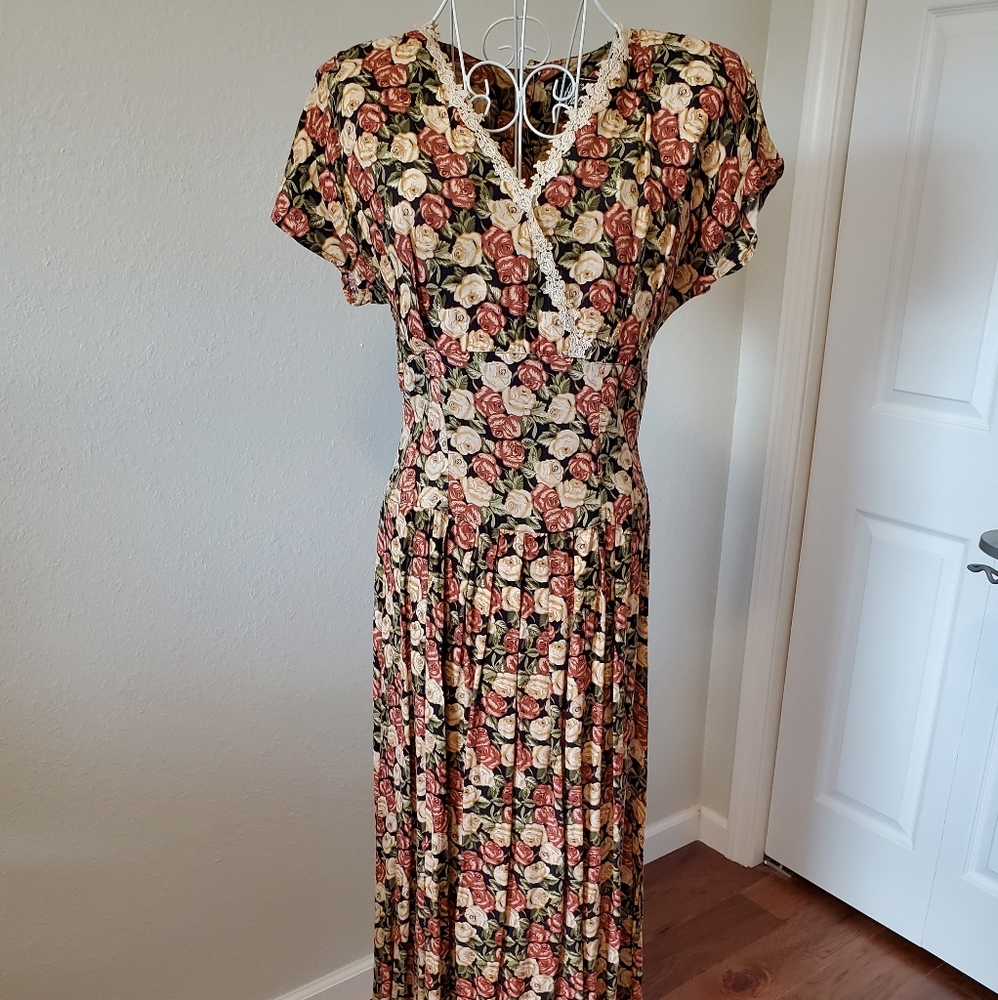 Dress, floral, with cream lace.